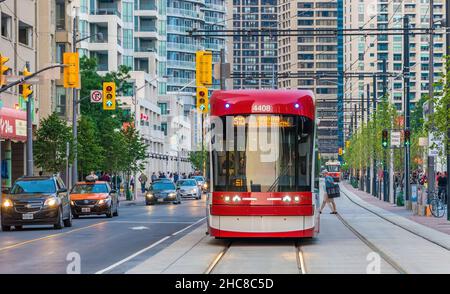 Toronto, Kanada - 1. Juli 2015: Neue Toronto Straßenbahn Bombardier Flexity Outlook am Abend. Stockfoto