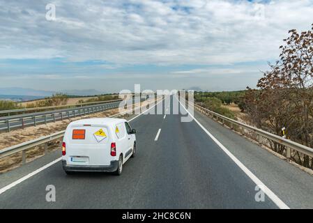 Transporter mit radioaktiven Gefahrgutverkleidungen auf der Autobahn. Stockfoto
