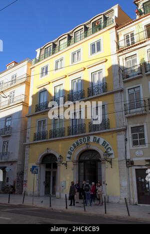 Eingang zur Talstation der Bica-Seilbahn, Ascensor da Bica, in der Rua de Sao Paulo, Lissabon, Portugal Stockfoto