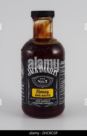 Jack Daniels Honig-Barbecue-Sauce mit Logo. Alte Nr. 7 mildes BBQ Dressing in einer Flasche mit Tennessee Whiskey vor weißem Hintergrund gekocht. Stockfoto