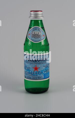 San Pellegrino natürliches Mineralwasser mit Logo. Italienische Marke 250 ml Glasflasche mit funkelndem Inhalt vor weißem Hintergrund. Stockfoto