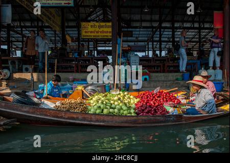 Longans, Guavas und Rosenäpfel zum Verkauf auf dem schwimmenden Markt Damnoen Saduak in der Provinz Ratchaburi, dem berühmtesten schwimmenden Markt Thailands. Stockfoto