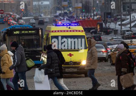 Moskau, Russland. 25th. Dezember 2021 Ambulanz fährt zu einem Patienten in der Okhotny Ryad Straße im Zentrum von Moskau, Russland Stockfoto