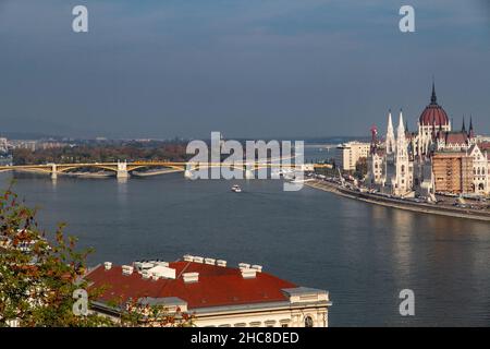Das ungarische parlamentsgebäude und die Margit-Insel (Margit Sziget) von Buda aus gesehen Stockfoto