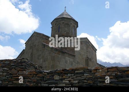 Georgien, 14. Jh. zurGergeti Trinity Church (Tsminda Sameba) Holy Trinity Church in der Nähe des Dorfes zurGergeti Stockfoto