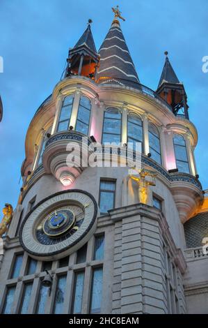 Astronomische Uhr, Turm, auf dem restaurierten Fassade des ehemaligen National Bank Gebäude in Europa Park, Batumi, Georgien in der Nacht fotografiert. Stockfoto