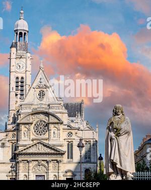 Estatua a Cornille e iglesia de Saint Etienne du Mont en Paris, Francia.JPG Stockfoto