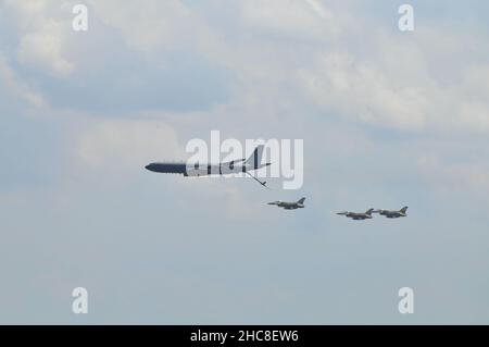 Drei israelische Luftwaffe (IAF) F-16 Kampfjets durch eine Boeing 707 im Flug betankt werden Stockfoto