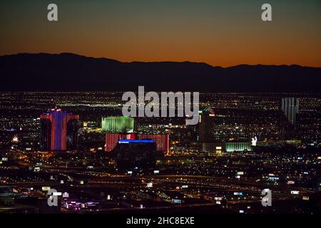 Luftaufnahme der Stadt Las Vegas bei Nacht, Nevada, USA Stockfoto