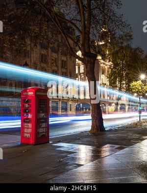 Rote Telefonzelle mit Buslinien in der London Street Stockfoto