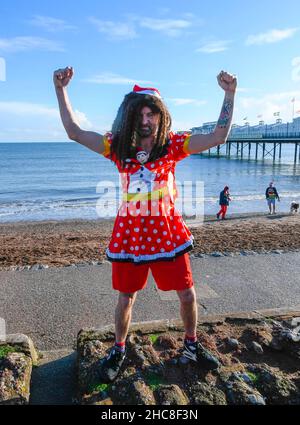 Paignton, Devon, Großbritannien. 26th. Dezember 2021. Wetter in Großbritannien. Schwimmer in festlicher Kleidung gehen am zweiten Weihnachtsfeiertag ins Meer, um an einem für die Saison unheimlich warmen, sonnigen Tag im Lion’s Club am Strand von Paignton in Devon ins Meer zu gehen. Bildnachweis: Graham Hunt/Alamy Live News Stockfoto