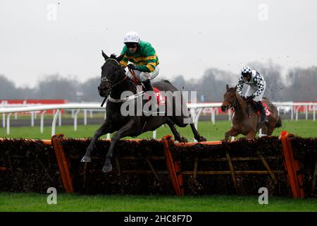 Broomfield Burg (links) wird von Nico de Boinville auf dem Weg zum Sieg der Play Ladbrokes 5-A-Seite auf der Hürde der Fußballnovizen während des King George VI Chase Day des Ladbrokes Christmas Festivals im Kempton Park gefahren. Bilddatum: Sonntag, 26. Dezember 2021. Stockfoto