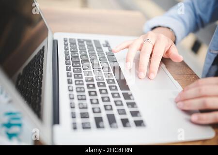 Nahaufnahme einer unkenntlichen Frau, die an einem Laptop arbeitet Stockfoto
