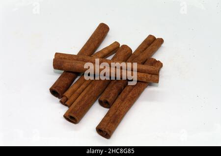 Zimtstangen, aus nächster Nähe vor weißem Hintergrund beschnitten Stockfoto