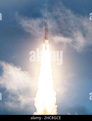 Die Ariane 5-Rakete von Arianespace startet am Dienstag, den 31. Dezember 2013, mit dem James Webb Space Telescope der NASA von der ELA-3-Startzone des europäischen Weltraumhafens im Weltraumzentrum Guayana in Kourou, Französisch-Guayana, an Bord. Das James Webb Weltraumteleskop (manchmal auch JWST oder Webb genannt) ist ein großes Infrarotteleskop mit einem Primärspiegel von 21,3 Fuß (6,5 Meter). Das Observatorium wird jede Phase der kosmischen Geschichte untersuchen – von unserem Sonnensystem bis zu den entferntesten beobachtbaren Galaxien im frühen Universum. Obligatorische Gutschrift: Chris Gunn/NASA über CNP /MediaPunch Stockfoto