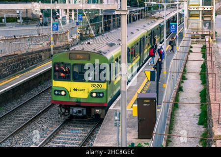 BlackRock, Dublin, Irland, 12. November 2021: Ein lokaler ril-Service von Dublin DART an der Blackrock Station, der einen Service nach Bray weiterführt. Stockfoto