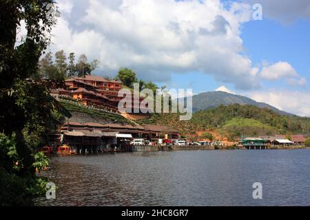 Schöne Aussicht auf das Dorf Mae Hong Son in Thailand Stockfoto