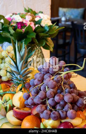 Nahaufnahme eines farbigen Buffets mit frischem Obst der Saison Stockfoto