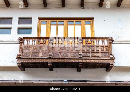 Verzierte, geschnitzte Holzbalkon im Kolonialstil in Cusco, Sacred Valley, Peru Stockfoto