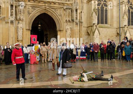 Gloucester, Großbritannien. 26th Dez 2021. Morris Men und Mummers treten vor der mittelalterlichen Kathedrale auf. Mit Figuren wie St. George und der Drache markiert die Mummers das Ende des alten Jahres und den Beginn des neuen. Der Arzt wird gerufen, Robin Wood wieder zum Leben zu erwecken. Kredit: JMF Nachrichten/Alamy Live Nachrichten Stockfoto