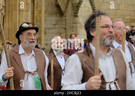 Gloucester, Großbritannien. 26th Dez 2021. Morris Men und Mummers treten vor der mittelalterlichen Kathedrale auf. Mit Figuren wie St. George und der Drache markiert die Mummers das Ende des alten Jahres und den Beginn des neuen. Der Morris ist eine Form des Volkstanzes, der zwischen den britischen Regionen leicht variiert, aber die Glocken scheinen konsistent zu sein. Kredit: JMF Nachrichten/Alamy Live Nachrichten Stockfoto