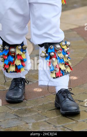 Gloucester, Großbritannien. 26th Dez 2021. Morris Men und Mummers treten vor der mittelalterlichen Kathedrale auf. Mit Figuren wie St. George und der Drache markiert die Mummers das Ende des alten Jahres und den Beginn des neuen. Der Morris ist eine Form des Volkstanzes, der zwischen den britischen Regionen leicht variiert, aber die Glocken scheinen konsistent zu sein. Kredit: JMF Nachrichten/Alamy Live Nachrichten Stockfoto