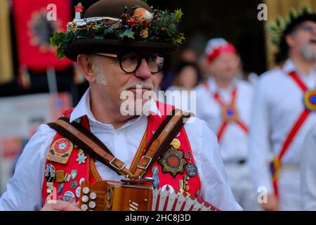 Gloucester, Großbritannien. 26th Dez 2021. Morris Men und Mummers treten vor der mittelalterlichen Kathedrale auf. Mit Figuren wie St. George und der Drache markiert die Mummers das Ende des alten Jahres und den Beginn des neuen. Der Morris ist eine Form des Volkstanzes, der zwischen den britischen Regionen leicht variiert, aber die Glocken scheinen konsistent zu sein. Kredit: JMF Nachrichten/Alamy Live Nachrichten Stockfoto