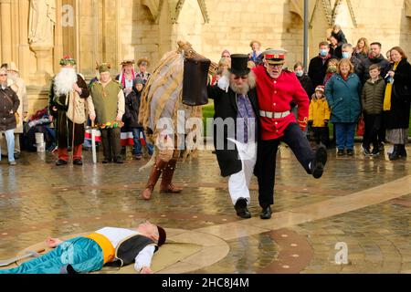 Gloucester, Großbritannien. 26th Dez 2021. Morris Men und Mummers treten vor der mittelalterlichen Kathedrale auf. Mit Figuren wie St. George und der Drache markiert die Mummers das Ende des alten Jahres und den Beginn des neuen. Der Morris ist eine Form des Volkstanzes, der zwischen den britischen Regionen leicht variiert, aber die Glocken scheinen konsistent zu sein. Kredit: JMF Nachrichten/Alamy Live Nachrichten Stockfoto