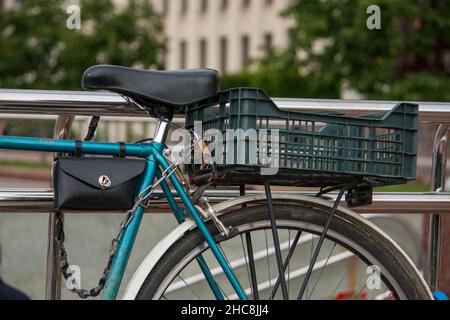 Blick auf ein in der Nähe verkettetes Fahrrad, den Kofferraum, den Sattel Stockfoto