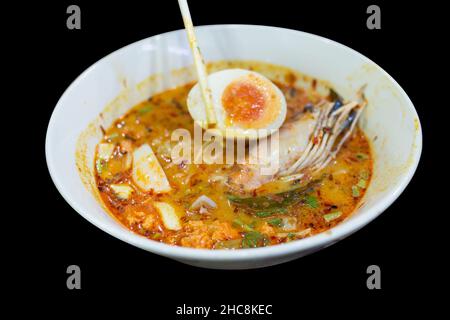 Draufsicht auf Tom Yum Goong scharfe Garnelensuppe mit thailändischen Gewürzen, selektiv fokussieren Stockfoto