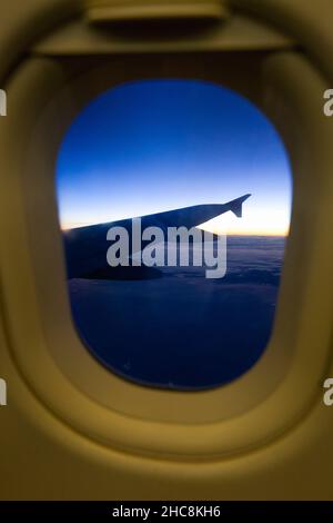 Airliner-Flügel, vom Beifahrersitz aus gesehen, durch das Fenster. Stockfoto