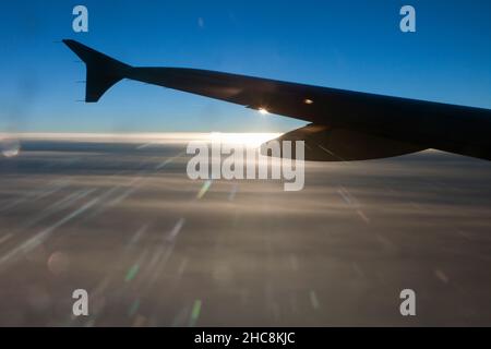 Unterging Sun, von einem Flugzeug aus gesehen, über den Wolken, auf einem Flug von München nach Zypern Stockfoto
