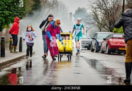 East Hoathly, Großbritannien. 26th Dez 2021. Boxing Day Kinderwagen: Teams Rennen durch das Dorf East Hoathly in East Sussex und sammeln Spenden für lokale Wohltätigkeitsorganisationen und die Carnival Society. Die jährliche Veranstaltung beginnt und endet im Kings Head Pub im Zentrum des Dorfes. Kredit: Jim Holden/Alamy Live Nachrichten Stockfoto