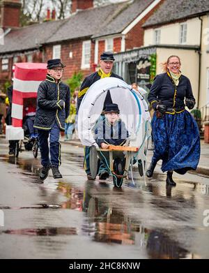 East Hoathly, Großbritannien. 26th Dez 2021. Boxing Day Kinderwagen: Teams Rennen durch das Dorf East Hoathly in East Sussex und sammeln Spenden für lokale Wohltätigkeitsorganisationen und die Carnival Society. Die jährliche Veranstaltung beginnt und endet im Kings Head Pub im Zentrum des Dorfes. Kredit: Jim Holden/Alamy Live Nachrichten Stockfoto