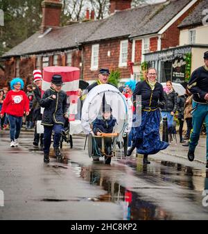 East Hoathly, Großbritannien. 26th Dez 2021. Boxing Day Kinderwagen: Teams Rennen durch das Dorf East Hoathly in East Sussex und sammeln Spenden für lokale Wohltätigkeitsorganisationen und die Carnival Society. Die jährliche Veranstaltung beginnt und endet im Kings Head Pub im Zentrum des Dorfes. Kredit: Jim Holden/Alamy Live Nachrichten Stockfoto