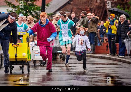 East Hoathly, Großbritannien. 26th Dez 2021. Boxing Day Kinderwagen: Teams Rennen durch das Dorf East Hoathly in East Sussex und sammeln Spenden für lokale Wohltätigkeitsorganisationen und die Carnival Society. Die jährliche Veranstaltung beginnt und endet im Kings Head Pub im Zentrum des Dorfes. Kredit: Jim Holden/Alamy Live Nachrichten Stockfoto