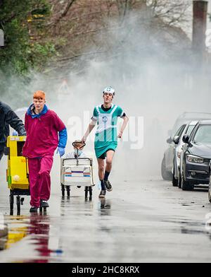 East Hoathly, Großbritannien. 26th Dez 2021. Boxing Day Kinderwagen: Teams Rennen durch das Dorf East Hoathly in East Sussex und sammeln Spenden für lokale Wohltätigkeitsorganisationen und die Carnival Society. Die jährliche Veranstaltung beginnt und endet im Kings Head Pub im Zentrum des Dorfes. Kredit: Jim Holden/Alamy Live Nachrichten Stockfoto