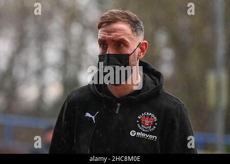 Richard Keogh #26 von Blackpool kommt am 12/26/2021 im John Smith's Stadium, der Heimat von Huddersfield Town in, an. (Foto von Craig Thomas/News Images/Sipa USA) Quelle: SIPA USA/Alamy Live News Stockfoto