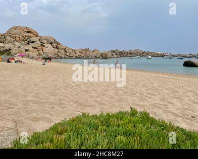 Cala Acciarino, der schönste Strand auf den Lavezzi-Inseln, Meeresschutzgebiet auf Korsika, Frankreich. Stockfoto