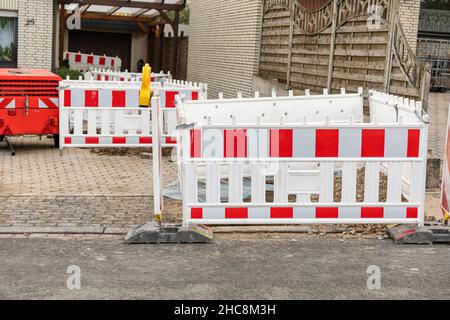 Baustelle Schild absperrend auf einer Straße Stockfoto