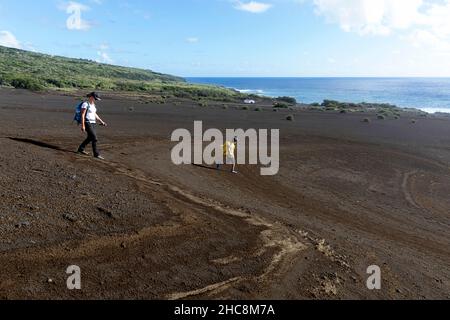 Mutter und Sohn wandern in der Aschewüste am Capelinhos Vulkan, Leuchtturm von Ponta dos Capelinhos an der Westküste der Insel Faial, Azoren, Portugal Stockfoto