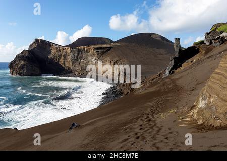 Blick auf den Vulkan Capelinhos, den Leuchtturm von Ponta dos Capelinhos an der Westküste der Insel Faial, Azoren, Portugal Stockfoto