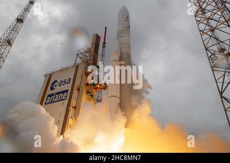 Die Ariane 5-Rakete von Arianespace startet am Samstag, den 25. Dezember 2021, mit dem James Webb Space Telescope der NASA von der ELA-3-Startzone des europäischen Weltraumhafens im Weltraumzentrum Guayana in Kourou, Französisch-Guayana, an Bord. Das James Webb Weltraumteleskop (manchmal auch JWST oder Webb genannt) ist ein großes Infrarotteleskop mit einem Primärspiegel von 21,3 Fuß (6,5 Meter). Das Observatorium wird jede Phase der kosmischen Geschichte untersuchen – von unserem Sonnensystem bis zu den entferntesten beobachtbaren Galaxien im frühen Universum. NASA Foto von Bill Ingalls/UPI Stockfoto