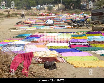 Trocknen der gewaschenen Kleidung in der Nähe von Agra Stockfoto