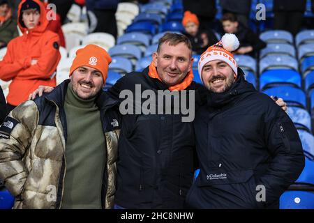 Huddersfield, Großbritannien. 26th Dez 2021. Blackpool-Fans kommen am 12/26/2021 in Huddersfield, Großbritannien, in Weihnachtsstimmung. (Foto von Mark Cosgrove/News Images/Sipa USA) Quelle: SIPA USA/Alamy Live News Stockfoto