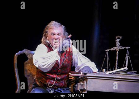 Tommy Steele (Ebenezer Scrooge) in SCROOGE im Londoner Palladium, London W1 08/11/2005 nach 'A Christmas Carol' von Charles Dickens Buch, Musik & Texte: Leslie Bricusse Design: Paul Farnsworth Beleuchtung: Nick Richings Choreographie: Lisa Kent Illusions: Paul Kieve Regie: Bob Tomson Stockfoto