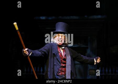 Tommy Steele (Ebenezer Scrooge) in SCROOGE im Londoner Palladium, London W1 08/11/2005 nach 'A Christmas Carol' von Charles Dickens Buch, Musik & Texte: Leslie Bricusse Design: Paul Farnsworth Beleuchtung: Nick Richings Choreographie: Lisa Kent Illusions: Paul Kieve Regie: Bob Tomson Stockfoto