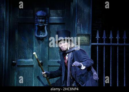 Tommy Steele (Ebenezer Scrooge) in SCROOGE im Londoner Palladium, London W1 08/11/2005 nach 'A Christmas Carol' von Charles Dickens Buch, Musik & Texte: Leslie Bricusse Design: Paul Farnsworth Beleuchtung: Nick Richings Choreographie: Lisa Kent Illusions: Paul Kieve Regie: Bob Tomson Stockfoto