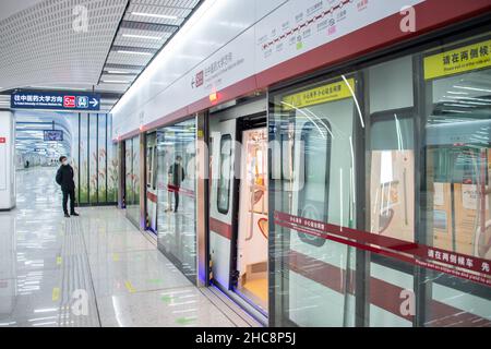 Wuhan, Hubei, China. 26th Dez 2021. (211226) -- WUHAN, 26. Dezember 2021 (Xinhua) -- das Foto vom 26. Dezember 2021 zeigt den Bahnhof Xujiapeng der U-Bahn-Linie 5 in Wuhan, der zentralchinesischen Provinz Hubei. Am Sonntag wurden drei Stadtbahnlinien in Wuhan für die Öffentlichkeit zugänglich gemacht: Die Linie 5, die zweite Phase der Linie 6, und die Linie 16 (Hannan) mit einer Gesamtlänge von 75,2 km. Die Linie 5 ist die erste vollautomatische U-Bahnlinie Wuhans. Die Gesamtlänge der in Wuhan in Betrieb gehenden U-Bahnschienen beträgt 435 km. Quelle: Xinhua/Alamy Live News Stockfoto