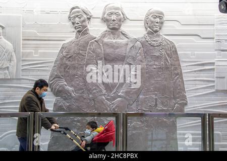 Wuhan, Hubei, China. 26th Dez 2021. (211226) -- WUHAN, 26. Dezember 2021 (Xinhua) -- Passagiere gehen an einer Prägung am Bahnhof Pengliuyang der U-Bahn-Linie 5 in Wuhan, der zentralchinesischen Provinz Hubei, am 26. Dezember 2021 vorbei. Am Sonntag wurden drei Stadtbahnlinien in Wuhan für die Öffentlichkeit zugänglich gemacht: Die Linie 5, die zweite Phase der Linie 6, und die Linie 16 (Hannan) mit einer Gesamtlänge von 75,2 km. Die Linie 5 ist die erste vollautomatische U-Bahnlinie Wuhans. Die Gesamtlänge der in Wuhan in Betrieb gehenden U-Bahnschienen beträgt 435 km. Quelle: Xinhua/Alamy Live News Stockfoto